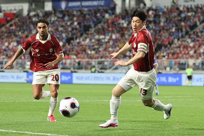 ▲ 19일 수원월드컵경기장에서 수원삼성 레전드와 박지성을 중심으로 한 OGFC의 이벤트 매치가 열렸다. 그 시절 수원의 전설과 해외축구를 수놓았던 레전드들의 맞대결 결과 산토스의 결승골에 빛난 수원 레전드가 1-0으로 이겼다. ⓒ 연합뉴스