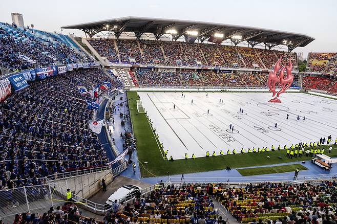 ▲ 19일 수원월드컵경기장에서 수원삼성 레전드와 박지성을 중심으로 한 OGFC의 이벤트 매치가 열렸다. 그 시절 수원의 전설과 해외축구를 수놓았던 레전드들의 맞대결 결과 산토스의 결승골에 빛난 수원 레전드가 1-0으로 이겼다. ⓒ 슛포러브