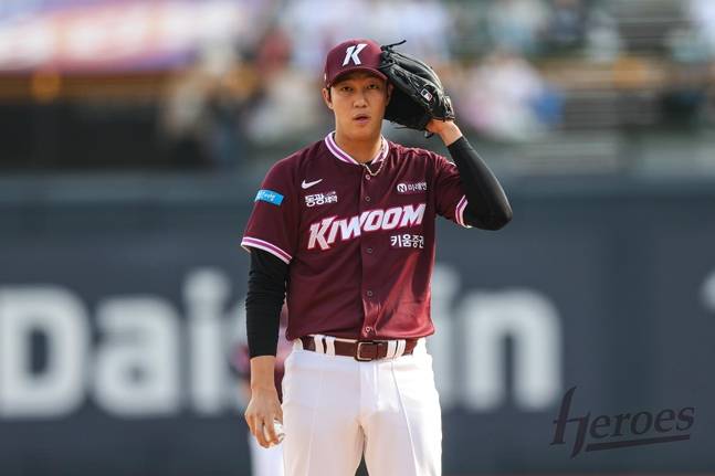 피치컴을 듣고 있는 안우진. /사진=키움 히어로즈