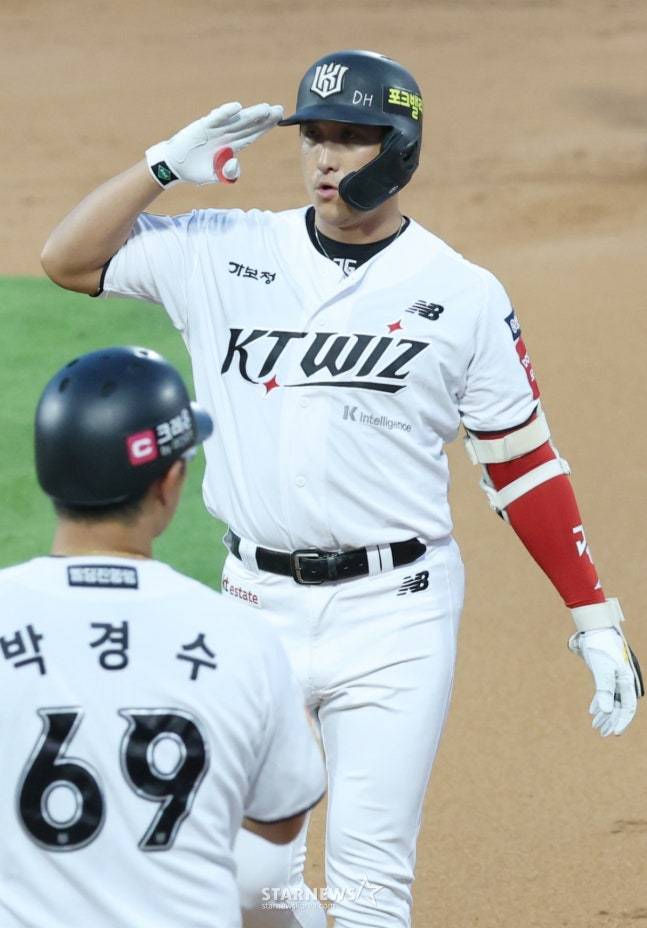 지난해 9월 KT 유니폼을 입고 안타를 쳤던 황재균. /사진=김진경 대기자