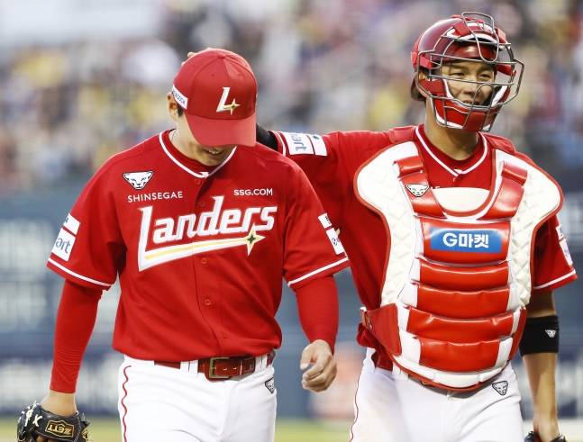 동갑내기 절친인 SSG 랜더스 김건우(왼쪽)와 조형우. /사진=SSG 랜더스 제공