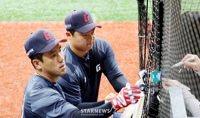 롯데 전준우과 한동희가 12일 고척스카이돔에서 열린 2026 KBO리그 롯데자이언츠와 키움히어로즈의 경기를 앞두고 팬들에게 사인을 해주고 있다. 2026.04.12. /사진=강영조 선임기자