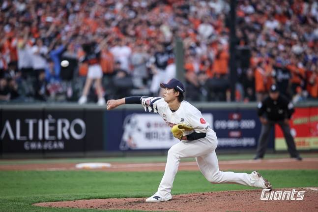 롯데 현도훈이 18일 부산 한화전 등판에서 역투하고 있다. /사진=롯데 자이언츠 제공