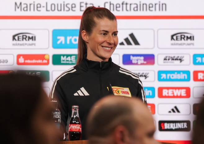 마리-루이즈 에타 감독의 선임 기념 기자회견 모습. /사진=우니온 베를린 공식 SNS 갈무리