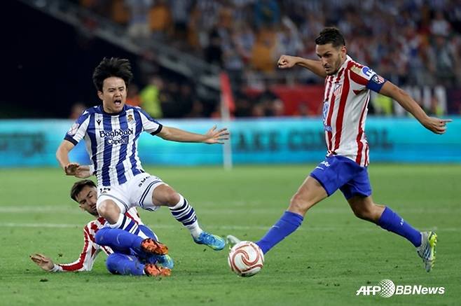 쿠보 타케후사(왼쪽)가 19일(한국시간) 스페인 세비야의 에스타디오 라 카르투하에서 열린 레알 소시에다드 대 아틀레티코 마드리드의 2025~2026 스페인 국왕컵(코파 델 레이) 결승에서 상대 선수의 태클에 넘어지고 있다. /AFPBBNews=뉴스1