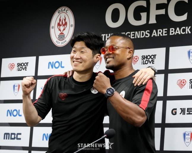 박지성과 에브라가 어깨동무하며 주먹을 불끈 쥐고 있다. /사진=강영조 선임기자