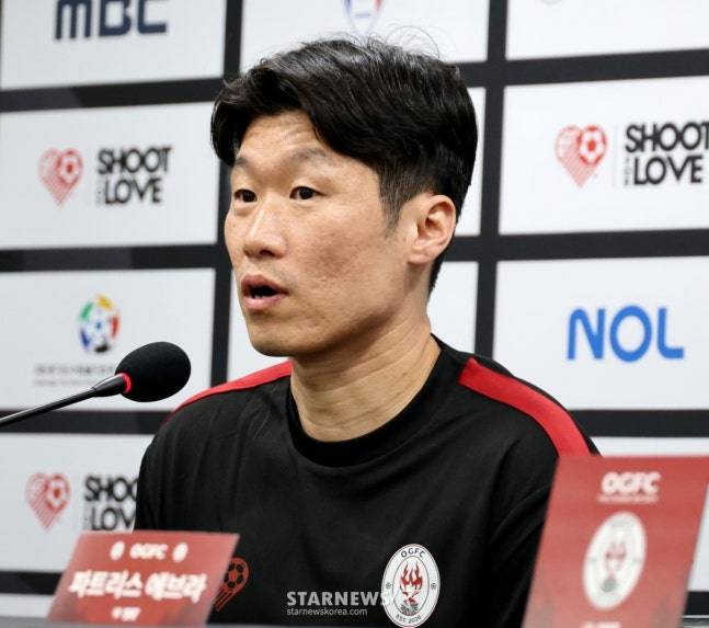 수원 삼성 레전드와 경기 전 기자회견에서 답변하는 박지성. /사진=강영조 선임기자