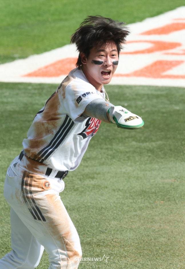 2026 신한 SOL KBO리그 두산 베어스 대 KIA 타이거즈 경기가 19일 서울 잠실야구장에서 열렸다.  두산 5회말 1사 3루에서 3루주자 박찬호가 박준순의 3루 땅볼 때 홈으로 뛰어 몸을 비틀며 베이스를 태그, 역전 득점을 하고 있다. 아웃 판정이 났으나 비디오 판독 끝에 뒤집혔다. /사진=김진경 대기자