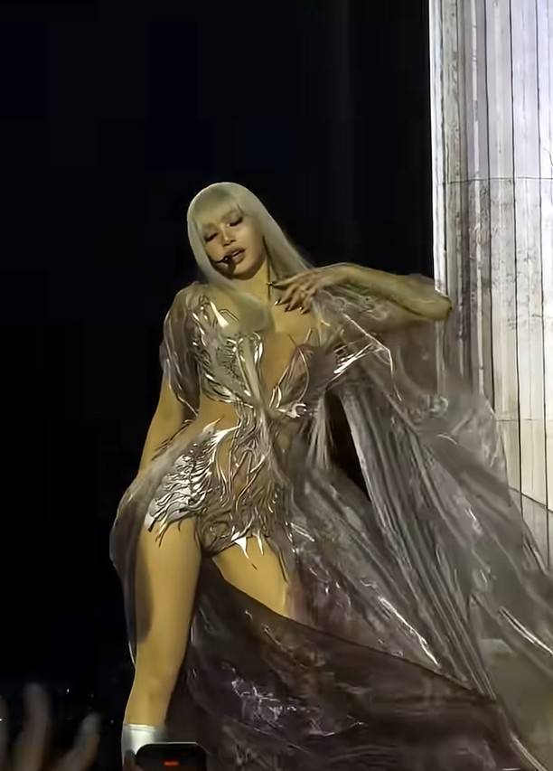 코첼라 2026 애니마 무대에 등장한 블랙핑크 리사 /사진 유튜브@camisuarez.17