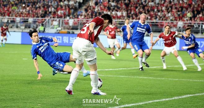 OGFC  박지성이 19일 수원 월드컵경기장에서 열리는OGFC와 수원삼성의 레전드 매치 후반 교체투입되자 마자 사이드에서 크로스를 올리고 있다./사진=강영조 선임기자