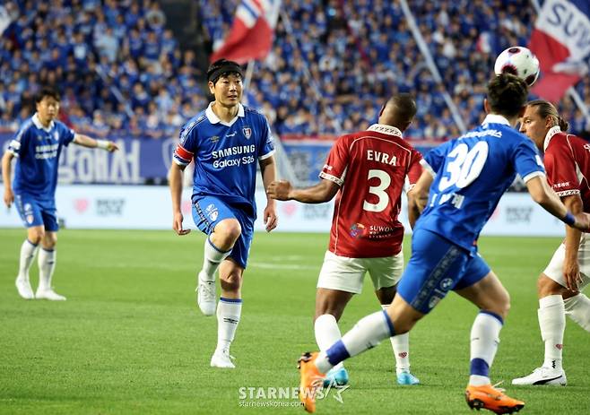 송중국이 19일 수원 월드컵경기장에서 열리는OGFC와 수원삼성의 레전드 매치에서 볼을 전방으로 올려주고 있다. /사진=강영조 선임기자