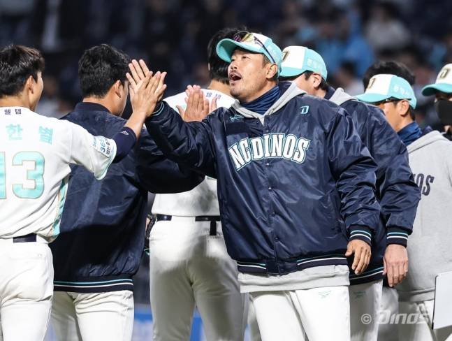 이호준(가운데) NC 다이노스 감독이 19일 SSG 랜더스와 홈경기에서 승리를 거둔 뒤 선수들과 하이파이브를 하고 있다. /사진=NC 다이노스 제공