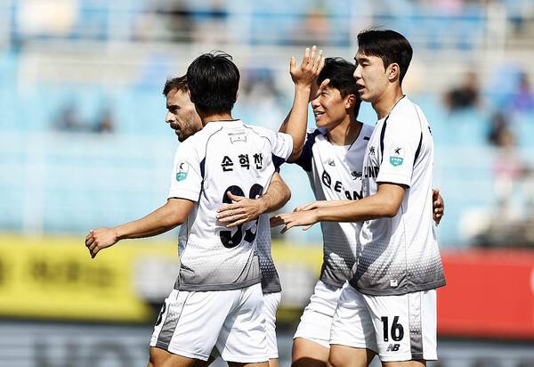 '시즌 5승' 서울 이랜드, 4연승으로 K리그2 3위 올라...변경준 2경기 연속골...사진은 서울 이랜드 선수들 환호 모습.(사진제공=서울 이랜드)