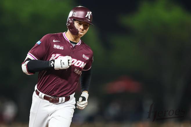 키움 히어로즈 외야수 박주홍이 19일 수원 KT위즈파크에서 열린 2026 신한 SOL KBO리그 KT 위즈와의 팀 간 3차전에서 4회초 선제 솔로 홈런을 기록했다. 사진 키움 히어로즈