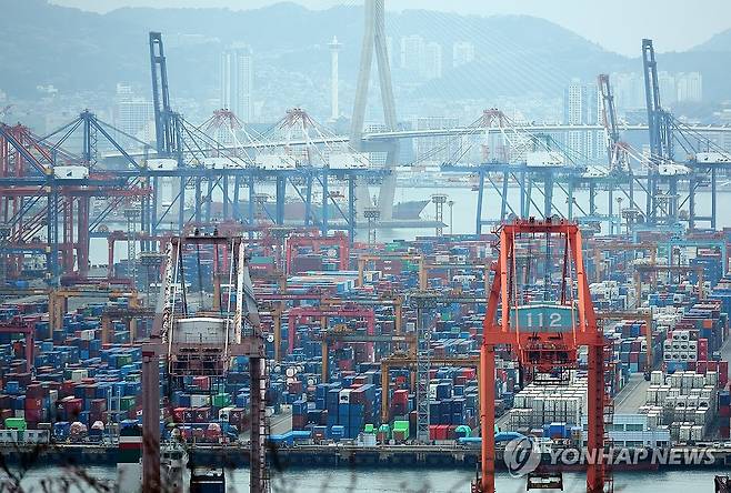 컨테이너 쌓여 있는 부산항 신선대, 감만부두 [연합뉴스 자료사진]
