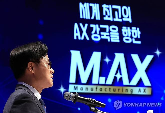'M.AX 얼라이언스 제1차 총회' 참석한 김정관 장관 (서울=연합뉴스) 최재구 기자 = 김정관 산업통상부 장관이 24일 서울 대한상공회의소에서 열린 'M.AX 얼라이언스 제1차 총회'에서 발언하고 있다. 2025.12.24 jjaeck9@yna.co.kr