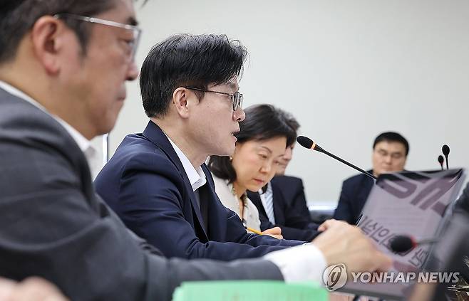 나프타·원유 수급 대응 점검회의서 발언하는 김정관 산업부 장관 (서울=연합뉴스) 김주형 기자 = 김정관 산업통상부 장관(왼쪽 두번째)이 15일 서울 종로구 석탄회관에서 열린 '원유·나프타 수급 대응 점검 회의'에서 발언하고 있다. 2026.4.15 kjhpress@yna.co.kr