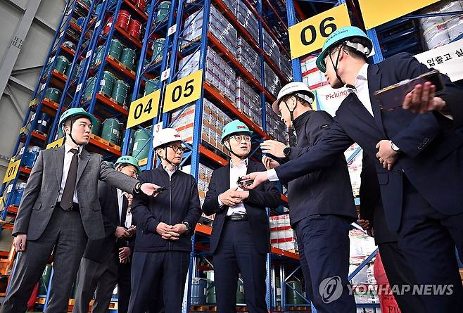 페인트 공장 찾은 산업장관 (안산=연합뉴스) 신준희 기자 = 김정관 산업통상부 장관이 13일 경기도 안산에 위치한 조선, 자동차, 주택용 페인트 생산기업인 SP 삼화를 방문, 관계자의 애로사항을 청취하고 있다.
    김 장관은 이날 핵심 산업과 의료용품, 생필품 등 중동 전쟁으로 수급 우려가 있는 품목 생산 현장을 방문해 애로사항을 청취하고 정부 추진 현황을 공유했다. 2026.4.13 [공동취재] hama@yna.co.kr