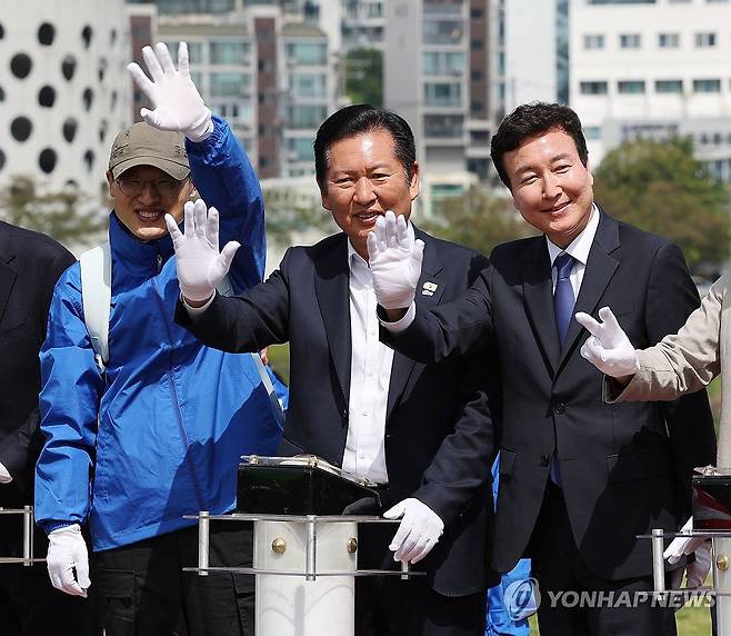 울산서 행사 참석한 정청래·전태진·김상욱 (울산=연합뉴스) 김용태 기자 = 더불어민주당 정청래 대표(가운데)가 18일 울산시 남구 태화강 둔치에서 열린 '울산 자전거 대축전'에서 전태진 변호사(오른쪽), 김상욱 울산시장 후보와 함께 참가자들에게 인사하고 있다. 2026.4.18 yongtae@yna.co.kr