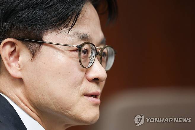인터뷰하는 김정관 산업통상부 장관 (서울=연합뉴스) 서대연 기자 = 김정관 산업통상부 장관이 지난 16일 서울 종로구 정부서울청사에서 연합뉴스와 인터뷰하고 있다. 2026.4.19 dwise@yna.co.kr