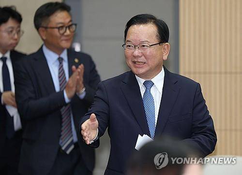 ICT 기업관계자와 인사하는 김부겸     (대구=연합뉴스) 김현태 기자 = 더불어민주당 김부겸 대구시장 예비후보가 15일 오후 대구 수성구 대구디지털혁신진흥원에서 열린 대구·경북 ICT 기업협회 간담회에서 참석자들과 인사하고 있다. 2026.4.15
    mtkht@yna.co.kr