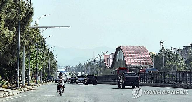 2차 종전 협상 앞둔 이슬라마바드 시내 도로 (이슬라마바드=연합뉴스) 손현규 특파원 = 미국과 이란이 2차 종전 협상을 앞둔 가운데 19일(현지시간) 중재국인 파키스탄 수도 이슬라마바드 주요 도로가 차량이 없어 한산한 모습이다. 2026.4.19 son@yna.co.kr