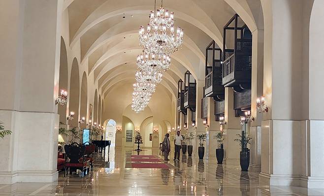 미·이란 협상장 '세레나 호텔' 내부 (이슬라마바드=연합뉴스) 손현규 특파원 = 미국과 이란이 2차 종전 협상을 앞둔 가운데 19일(현지시간) 회담 장소로 유력한 파키스탄 이슬라마바드 세레나 호텔에 투숙객이 없어 한산한 모습이다. 2026.4.19