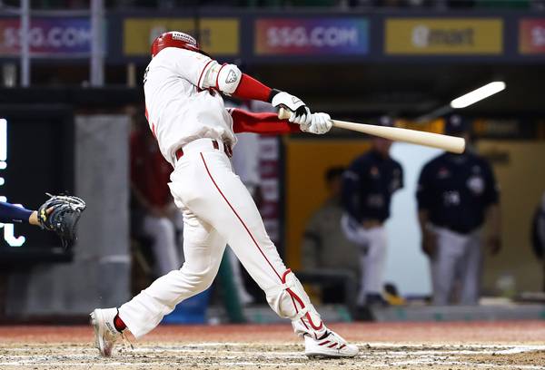 SSG 랜더스 박성한이 지난 16일 두산 베어스와의 경기에서 역전 2타점을 터뜨리고 있다./SSG 랜더스 제공