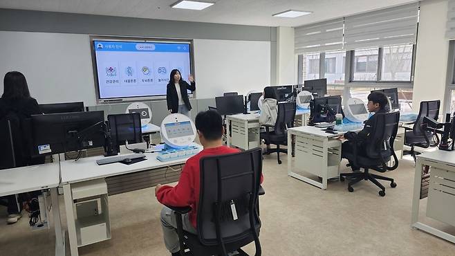 ▲ 학생들이 '일배움 프로그램'을 통해 보미로봇을 체험하고 있다. /사진제공=화성오산교육지원청