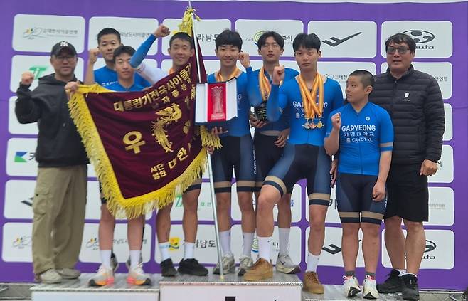 20일 전남 사이클경기장에서 열린제43회 대통령기 전국사이클대회서 단체 종합우승을 달성한 가평중 선수단이 기념사진을 찍고 있다. 사진=가평중학교