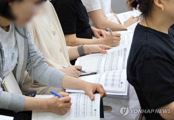 대학 수시 정시 전략특집설명회에서 학부모들이 강사의 설명을 들으며 자료를 살피고 있다. 2025.6.8 [사진=연합뉴스] *사진은 기사 내용과 직접 관련이 없음.