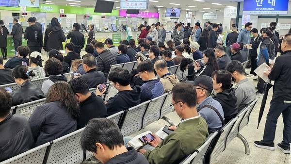 수시간이 흘러도 줄어들지 않는 대기인원들. 2026.04.20. [사진 = 이장원 기자]