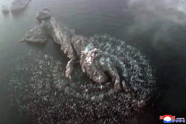 북한이 20일 공개한 신형전술탄도미사일&nbsp;'화성포-11라'의 위력. 연합뉴스