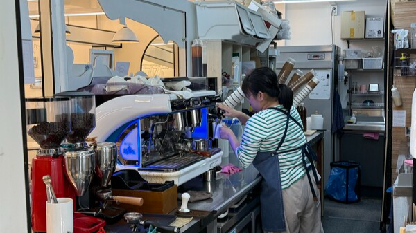 19일 오후 광주광역시 동구의 한 카페에서 김민서씨가 음료를 제조하고 있다. 김석희 수습기자