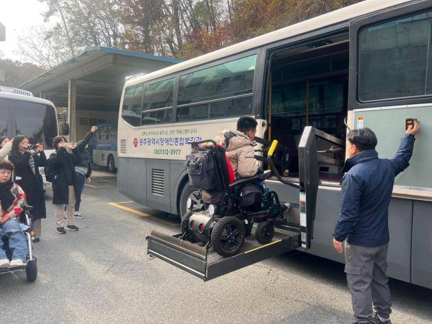 지난 2023년 배영준 광주장애인차별철폐연대 상임활동가가 장애인버스 현장검증을 하고 있다 <광주장애인차별철폐연대 제공>