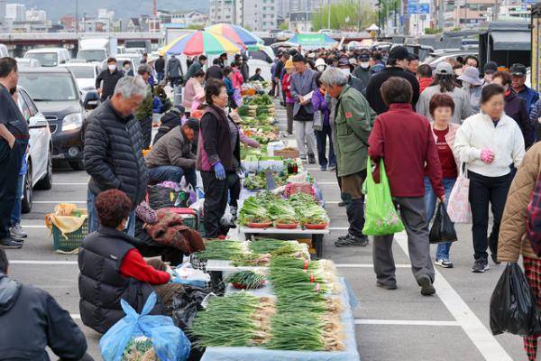 ◇원주시 농업인 새벽시장 32주년 개장식이 지난 17일 원주천 둔치에서 열렸다.