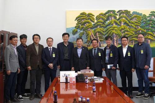 ◇국민의힘 이철규(동해-태백-삼척-정선) 국회의원이 20일 국회 본관에서 국가철도공단, 한국철도공사, 동해시 등 관계기관을 소집해 안전 문제로 통행이 일시 제한된 동해시 하평건널목 문제 해결을 위한 대책회의를 열었다.