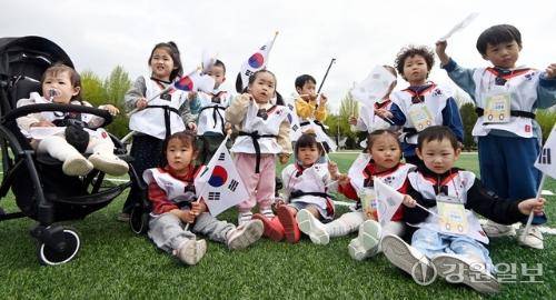 춘천교대 통일교육선도대학사업단과 강원종합하이파이브 소속 어린이집이 20일 춘천교대 운동장에서