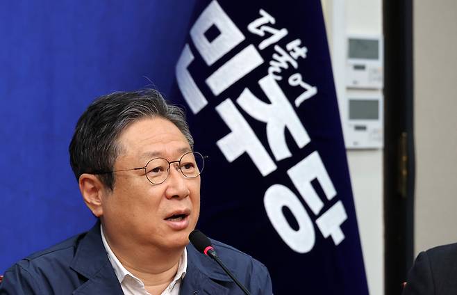 더불어민주당 황희 전략공천관리위원장이 20일 국회에서 열린 6·3 지방선거 관련 기자회견에서 "울산 남갑 국회의원 보궐선거 후보로 전태진 변호사를 전략 공천하겠다"고 공식 발표하고 있다. 연합뉴스