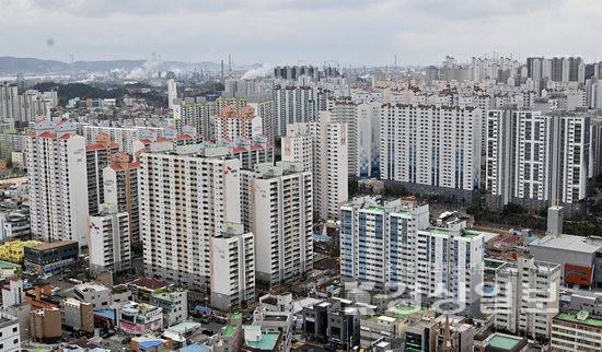 ▲ 봄 이사철을 맞아, '얼죽신'(얼어죽어도 신축) 영향으로 전세 수요와 공급 간 매물 미스매치가 발생하면서 울산지역 전세난이 지속되고 있는 것으로 나타났다. 사진은 울산지역 아파트 단지 전경. 사진은 기사와 관련 없음. 경상일보 자료사진
