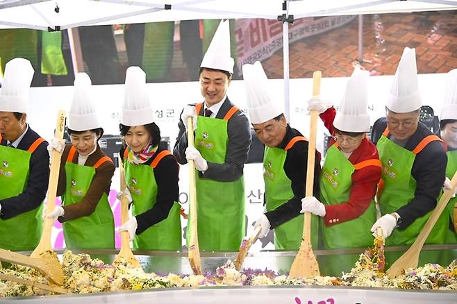 ▲ 대구국립과학관에서 열린 제30회 비슬산 참꽃문화제에서 최재훈(가운데) 달성군수를 비롯한 참석자들이 '참꽃 비빔밥 만들기' 퍼포먼스를 선보이고 있다. 달성군청 제공