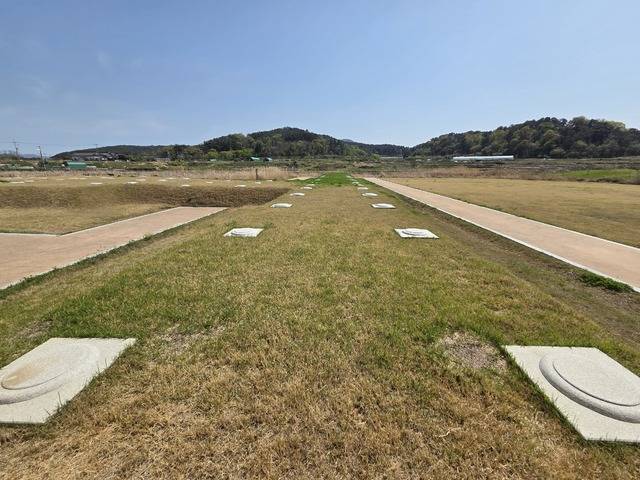 인용사의 금당지와 탑지, 중문을 에워싸고 있는 회랑지. 강시일 기자