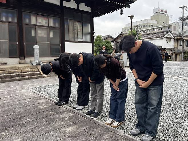 일본 오사카 4.3위령비 묵념. 사진=제주4.3청년위원회. ⓒ제주의소리