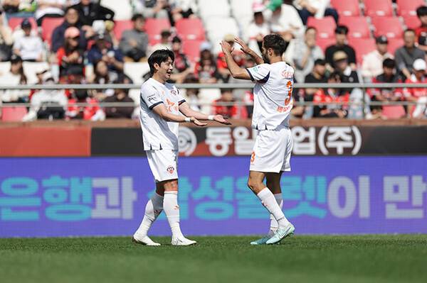 사진 왼쪽부터 신상은, 세레스틴 (사진=제주SK FC)