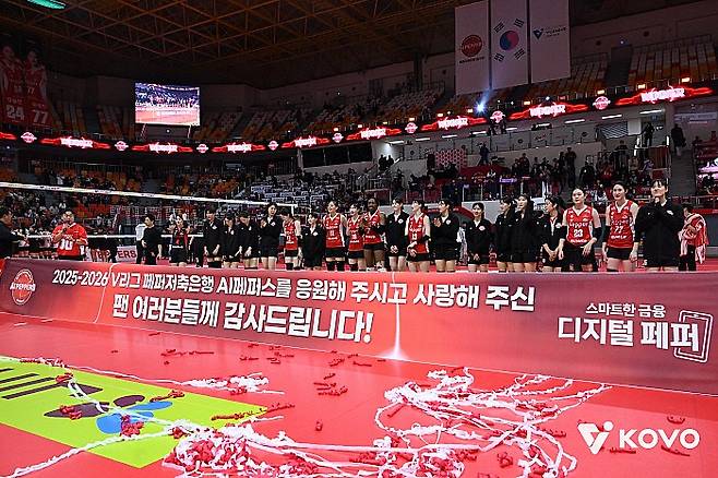 시즌을 마무리하는 페퍼저축은행 선수단. KOVO 제공