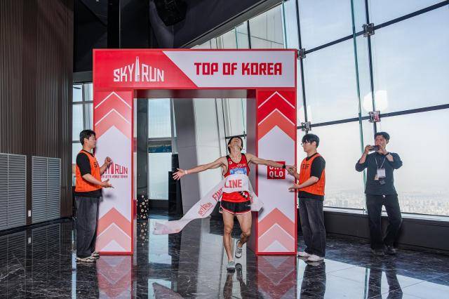 2026 롯데월드타워 스카이런 참가자가 결승선을 통과하고 있다사진롯데물산