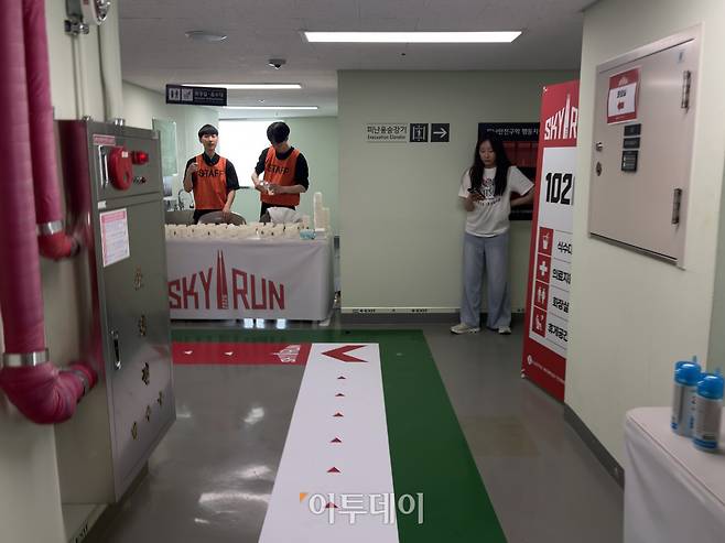 20층마다 마련된 식수대와 의료진의 모습.(황민주 기자 minchu@)