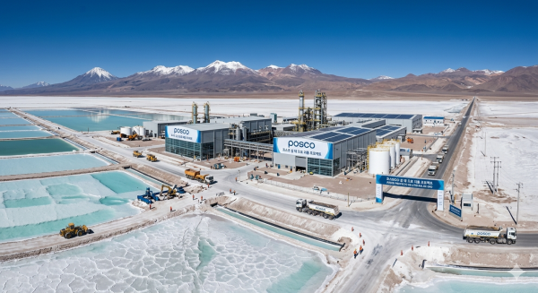 글로벌 전기차 배터리 시장의 생명줄인 리튬을 선점하기 위해 포스코가 중국의 엑사르 및 서방의 리오 틴토와 벌이는 치열한 각축전이 아르헨티나 염호 위에서 펼쳐지고 있다./사진=제미나이