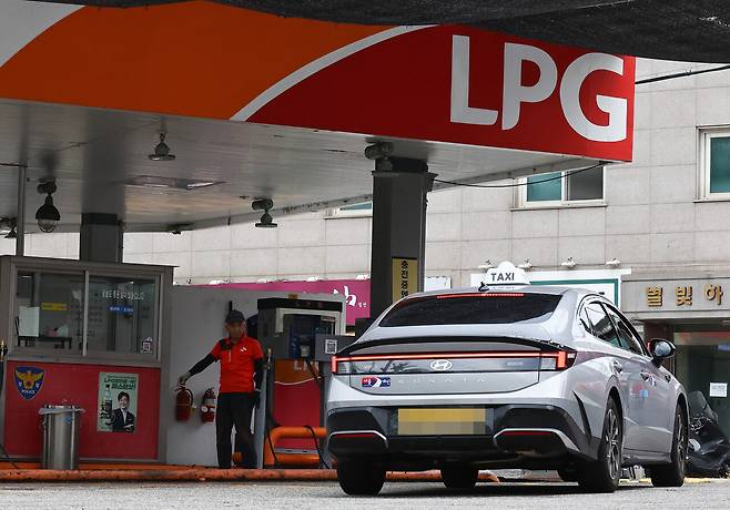 서울의 한 LPG 충전소로 차량이 들어가고 있다. [사진=뉴시스]
