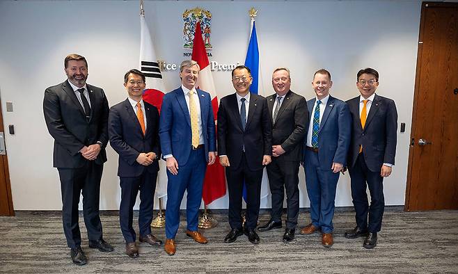 한화오션은 지난 15일 김희철 대표(왼쪽 네 번째)가 최근 캐나다 핼리팩스를 방문해 팀 휴스턴 노바스코샤 주총리(왼쪽 세 번째) 등과 만나 방산·산업 협력 방안을 논의했다고 밝혔다. [사진=한화오션]